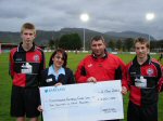 Siec Greenacres yn cael ei chyflwyno / Greenacres' cheque is presented