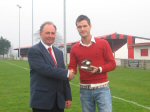 Phil Jones yn cyflwyno gwobr Carl Owen / Phil Jones presents Carl Owen's award