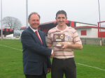 Phil yn cyflwyno gwobr Mike Foster / Phil presents Mike Foster's award