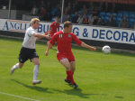 Les Davies yn ymosod dros Gymru / Les Davies leads the Wales attack.