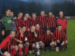 Y tim yn dathlu gyda'r gwpan / The team celebrates with the cup.