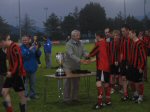 Y chwaraewyr yn derbyn eu medlau / The players receive their medals.