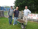 Rhai o'r helpwyr wrth eu gwaith at y Traeth / Some of the helpers at work on the Traeth.